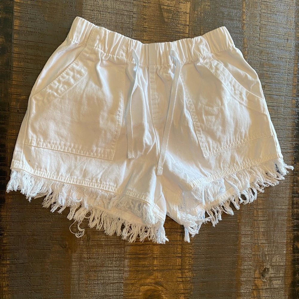 🎀 NWOT White shorts size small frayed hemline elastic waist drawstring